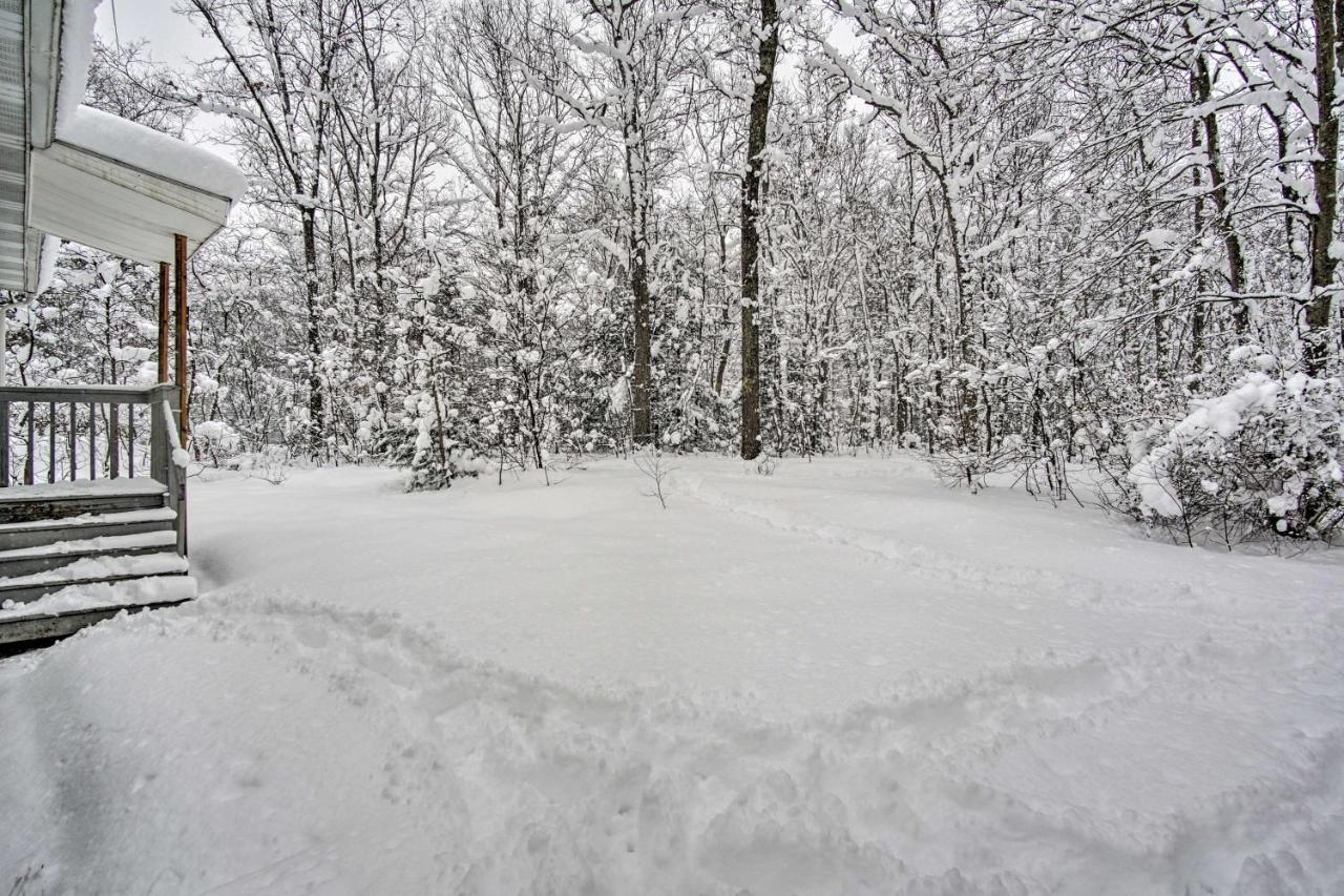 Wooded Twin Lakes Retreat 13 Mi To Lake Michigan! Extérieur photo