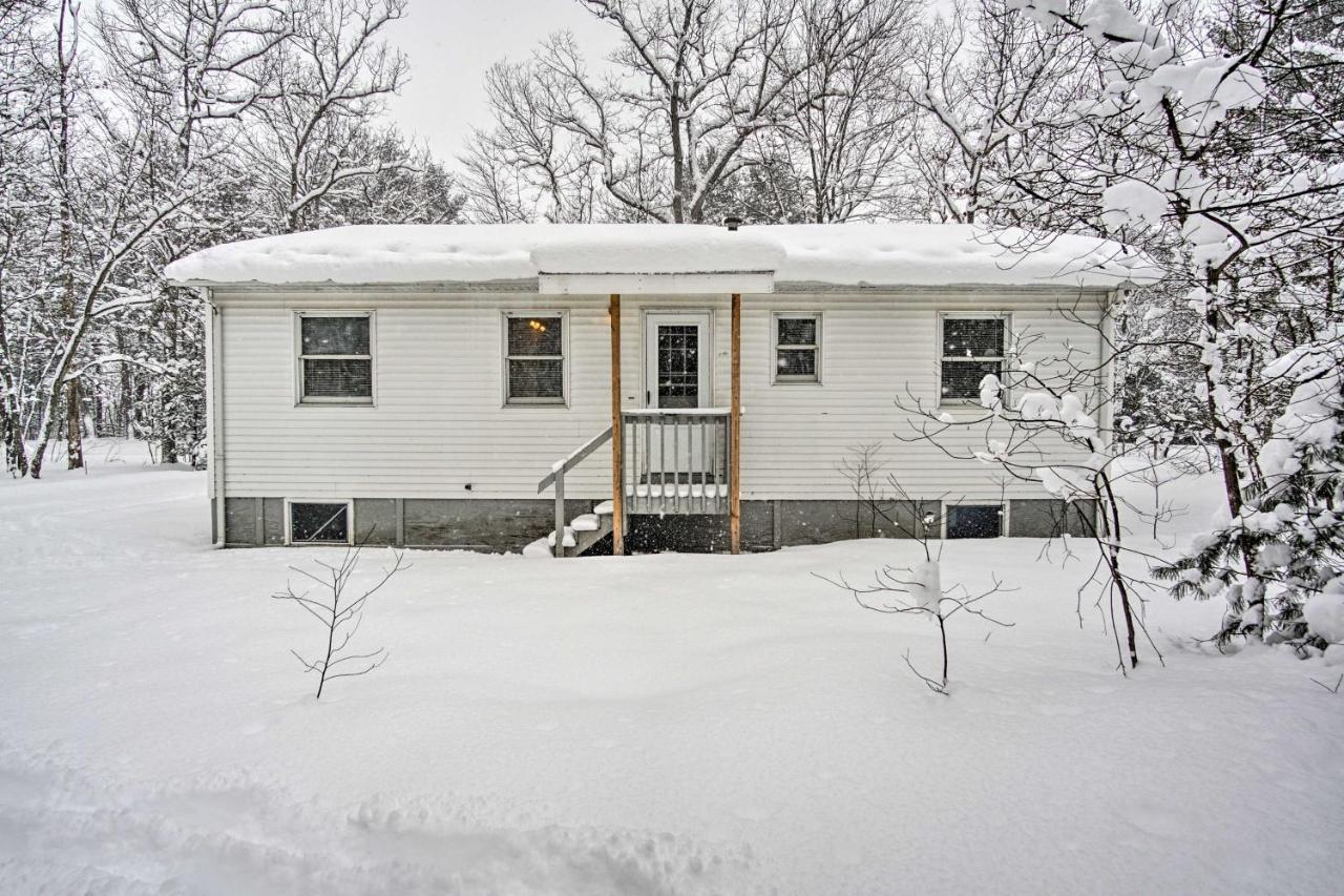 Wooded Twin Lakes Retreat 13 Mi To Lake Michigan! Extérieur photo