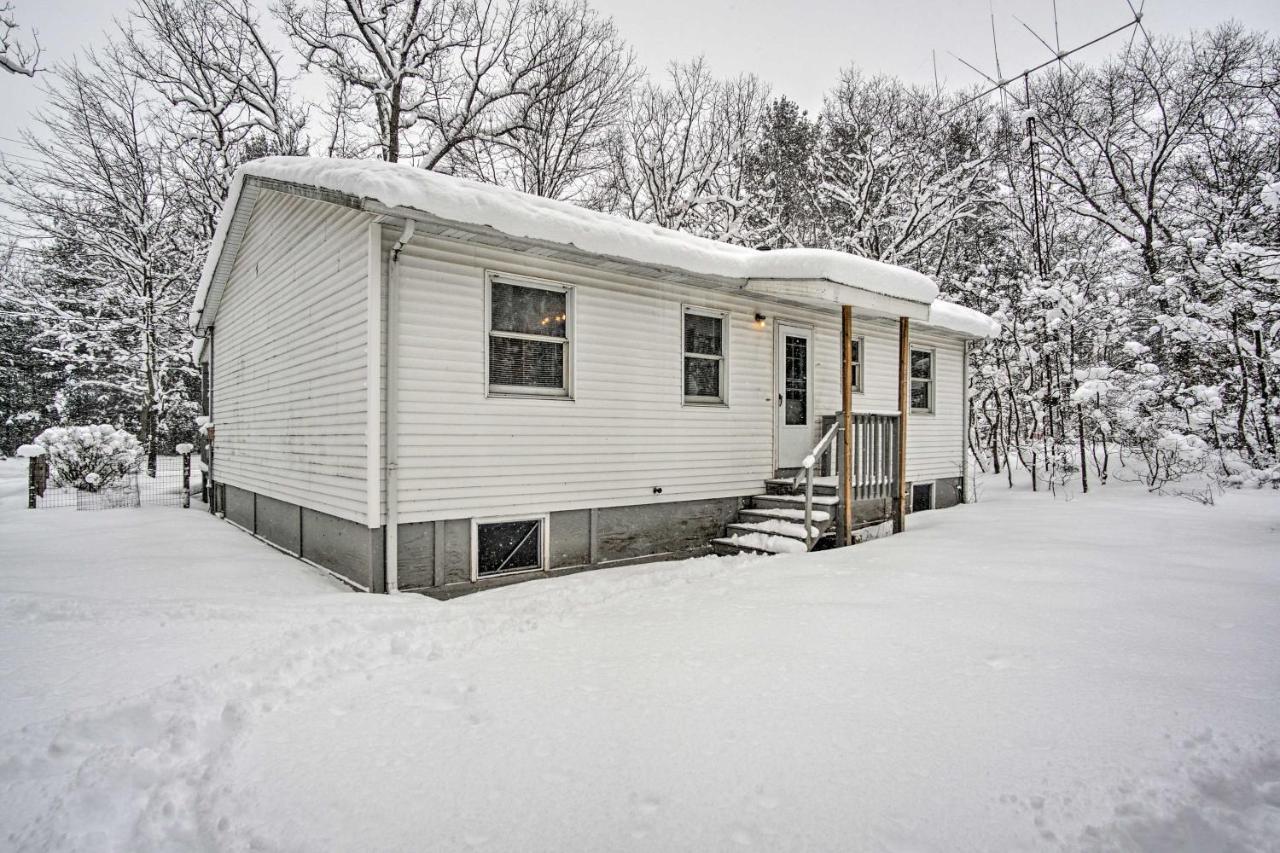 Wooded Twin Lakes Retreat 13 Mi To Lake Michigan! Extérieur photo