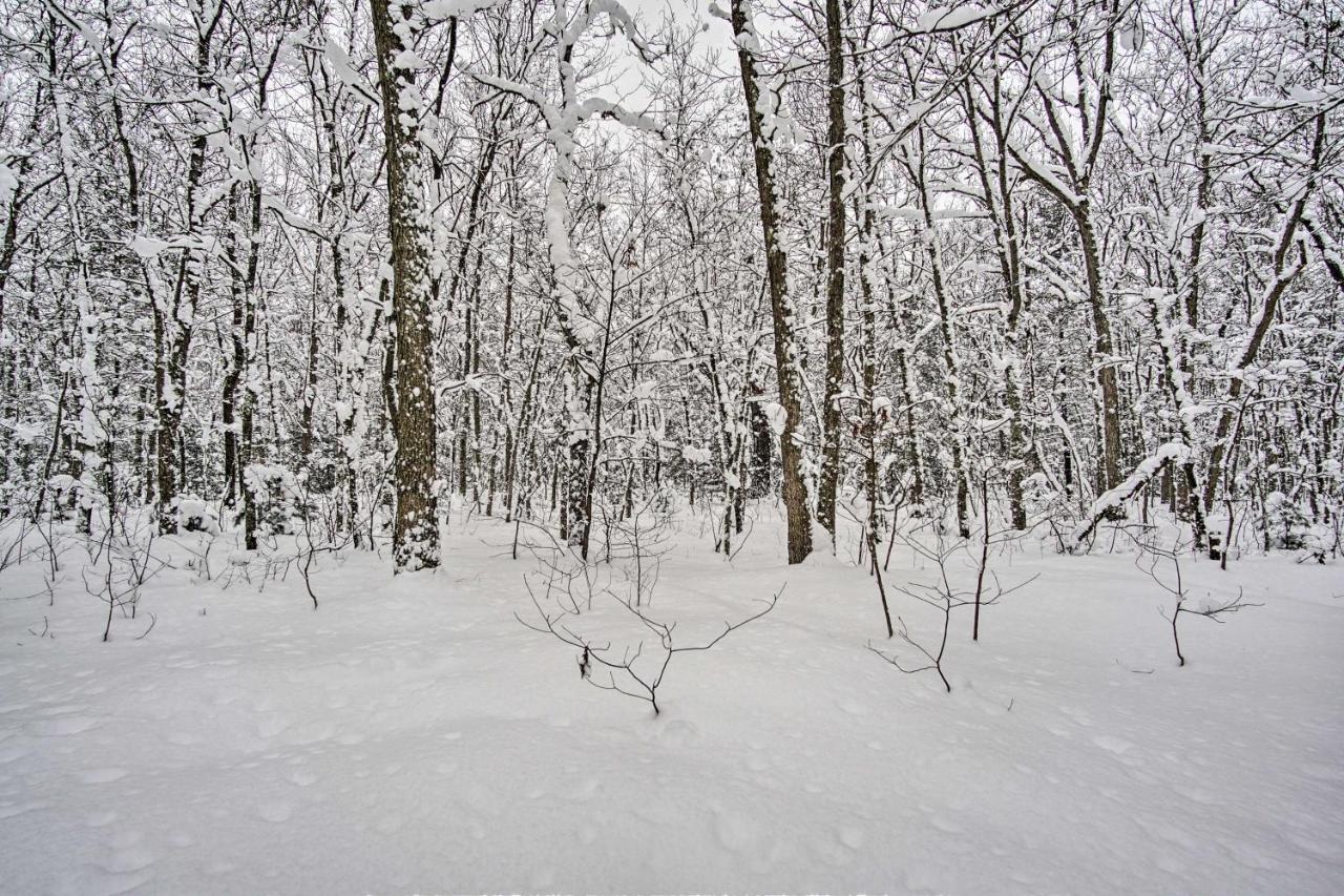 Wooded Twin Lakes Retreat 13 Mi To Lake Michigan! Extérieur photo