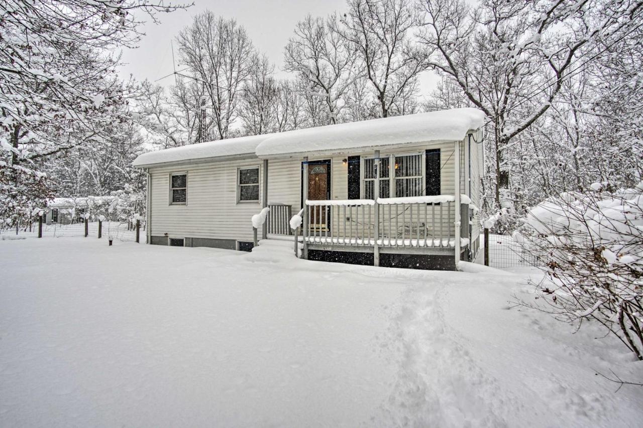 Wooded Twin Lakes Retreat 13 Mi To Lake Michigan! Extérieur photo